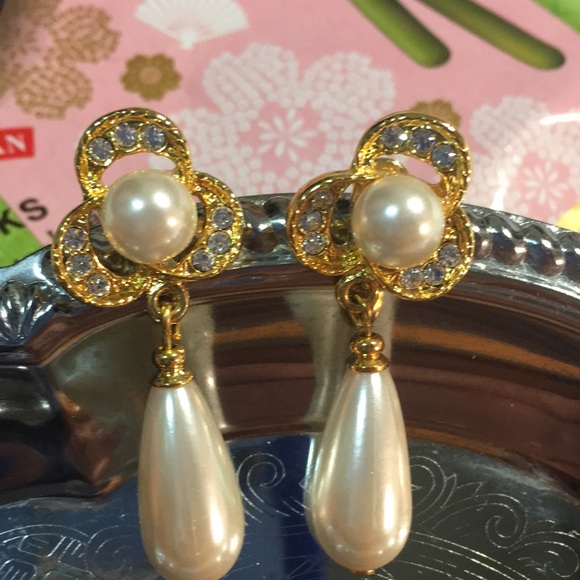 🆑🫧 CLEARANCE!🏷️ Vintage Floral & Faux Pearl w/ swarovski Earrings - Picture 7 of 16